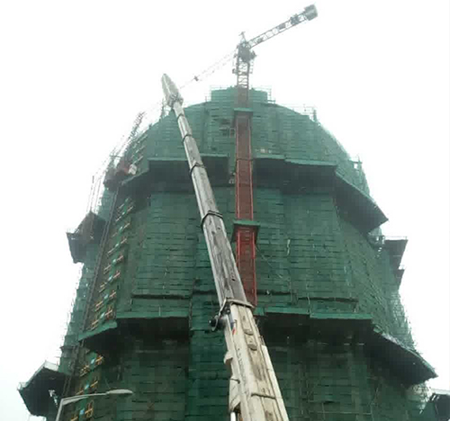 和田吊车在工地上作业